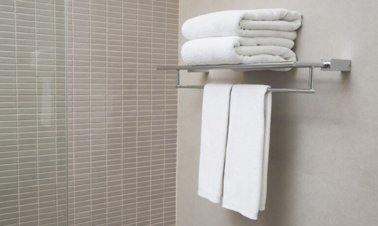 A combien placer son porte-serviette dans la salle de bain : notre guide pratique