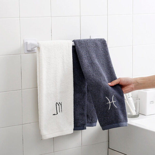 porte-serviette-auto-adhesif-simple-porte-serviette-salle-de-bain avec 2 serviette suspendu