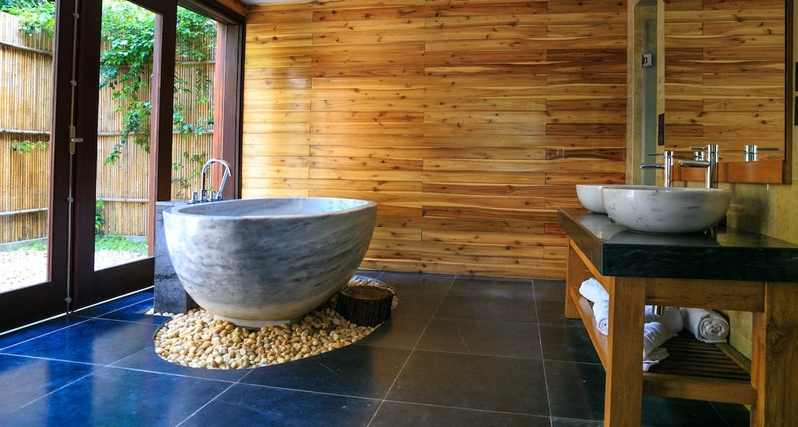 BAIGNOIRE AU MILIEU DUNE SALLE DE BAIN EN TEK