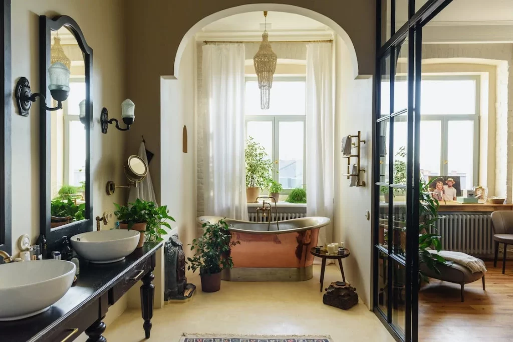 SALLE DE BAIN AVEC BAIGNOIRE EN CUIVRE