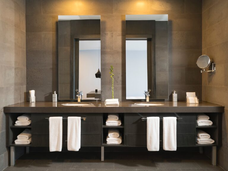 belle-salle-de-bain-design-vue-de-face-avec-des-serviettes-de-bain-dans-le-meuble-en-desous-du-lavabo.